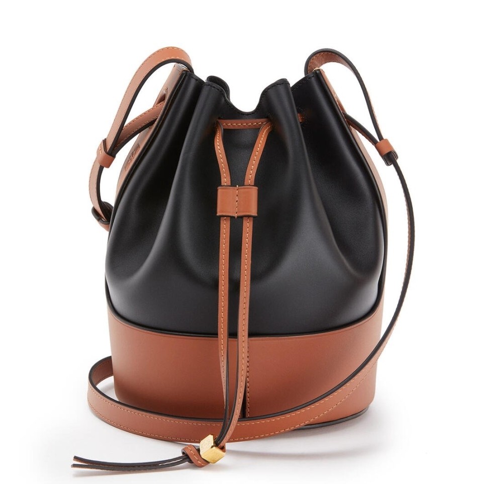 L0ew* small balloon bucket bag in black/tan calfskin