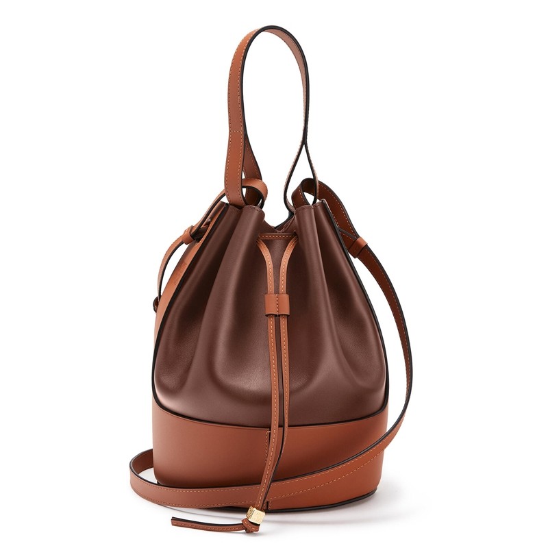 L0ew* medium balloon bucket bag in hazelnut/tan calfskin