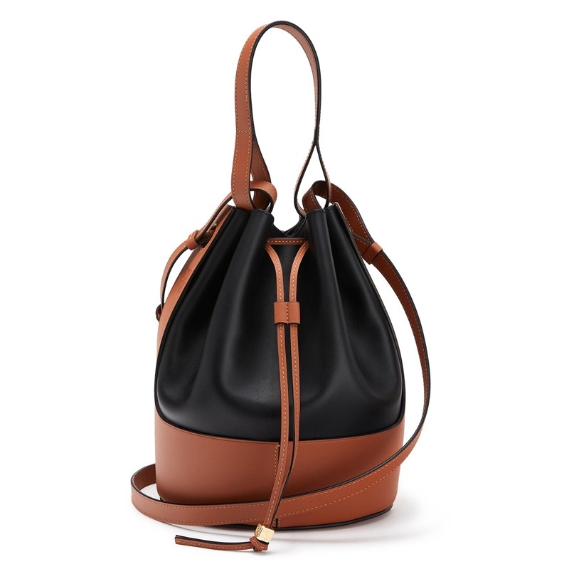 L0ew* medium balloon bucket bag in black/tan calfskin