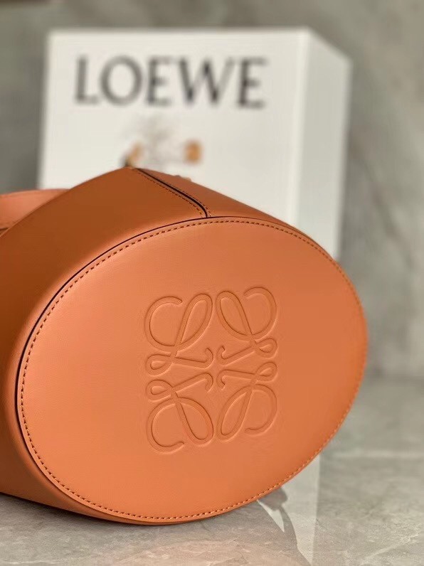 L0ew* medium balloon bucket bag in camel calfskin