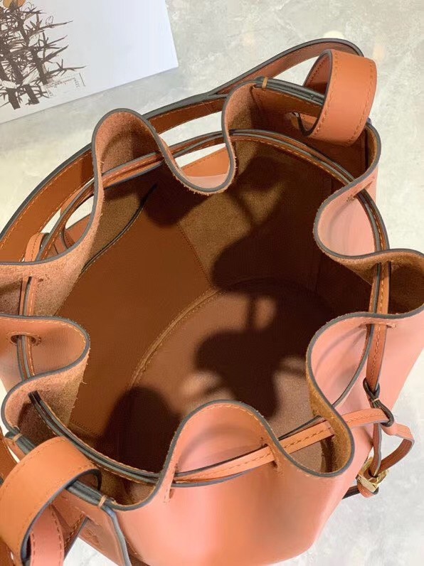 L0ew* medium balloon bucket bag in camel calfskin