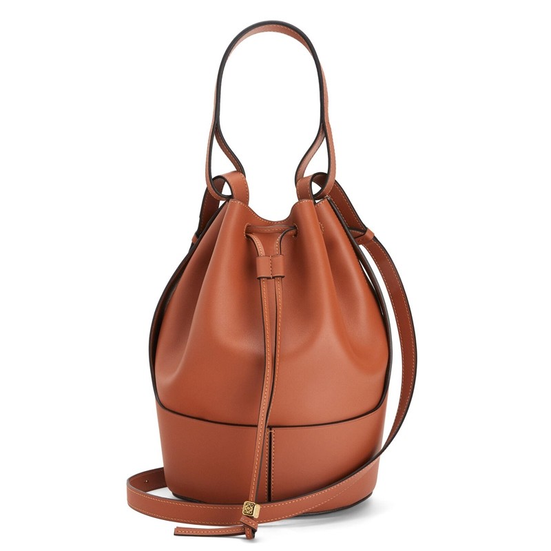 L0ew* medium balloon bucket bag in camel calfskin