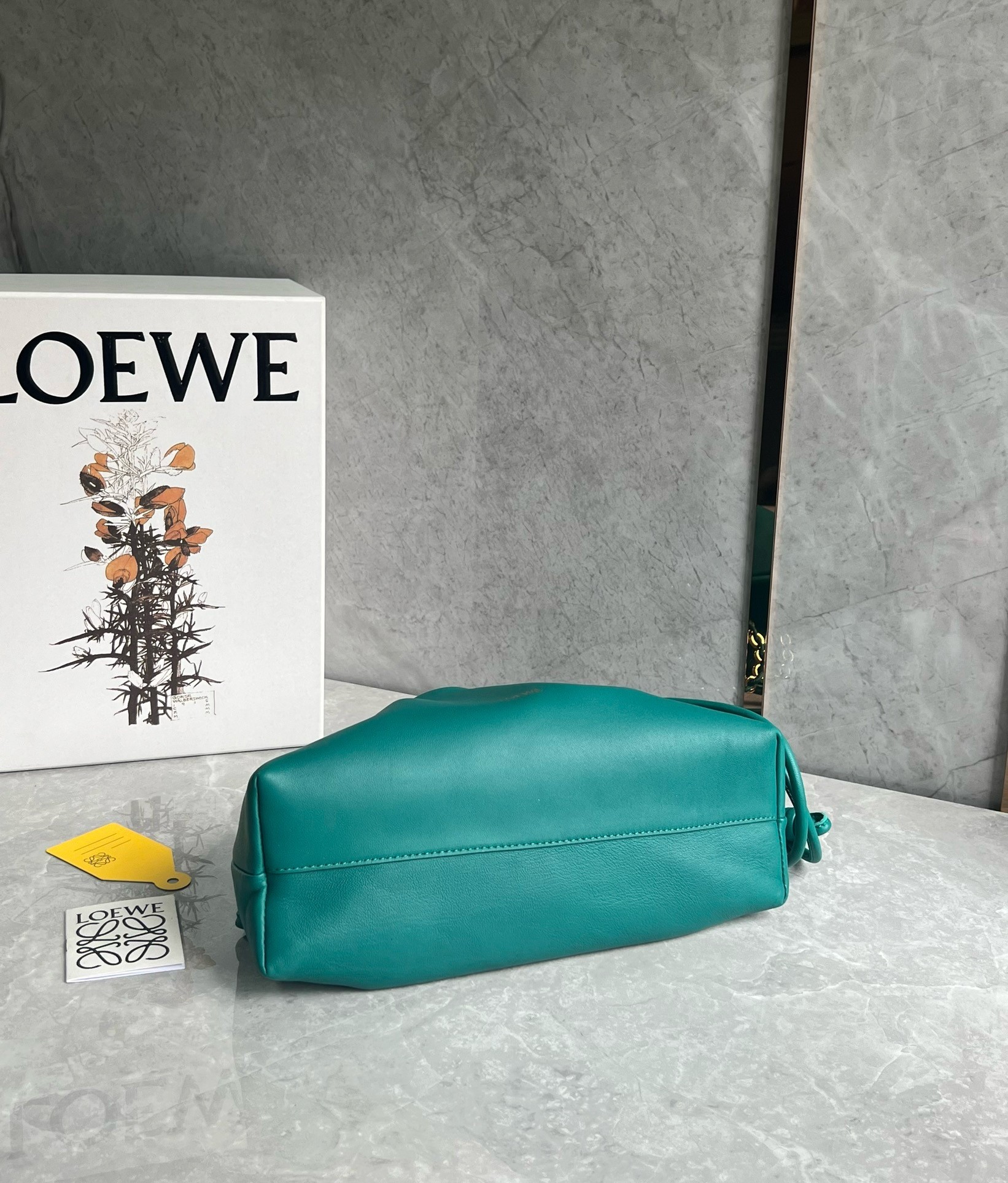 L0ew* flamenco purse in emerald green nappa lambskin