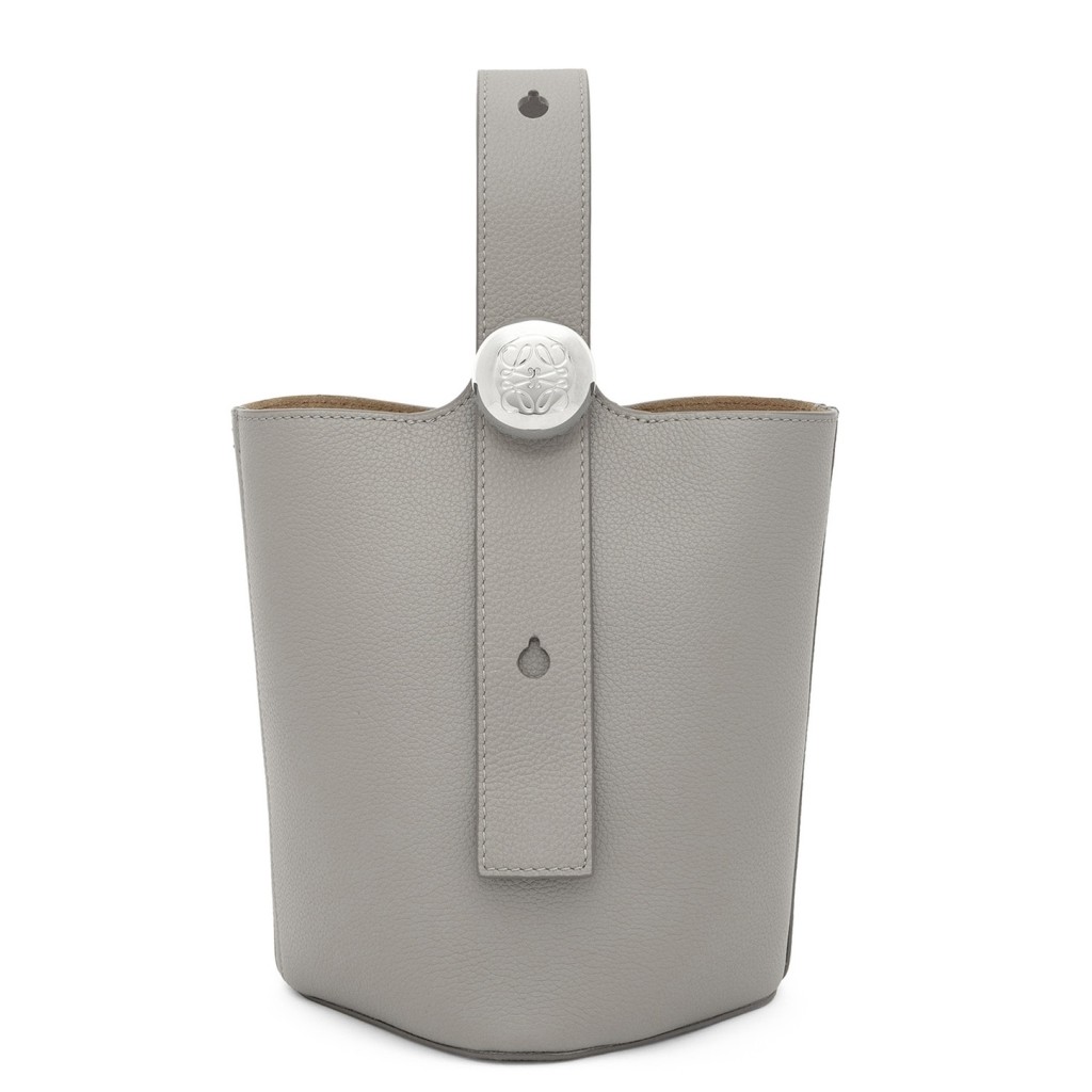 L0ew* mini pebble bucket bag in grey grained leather