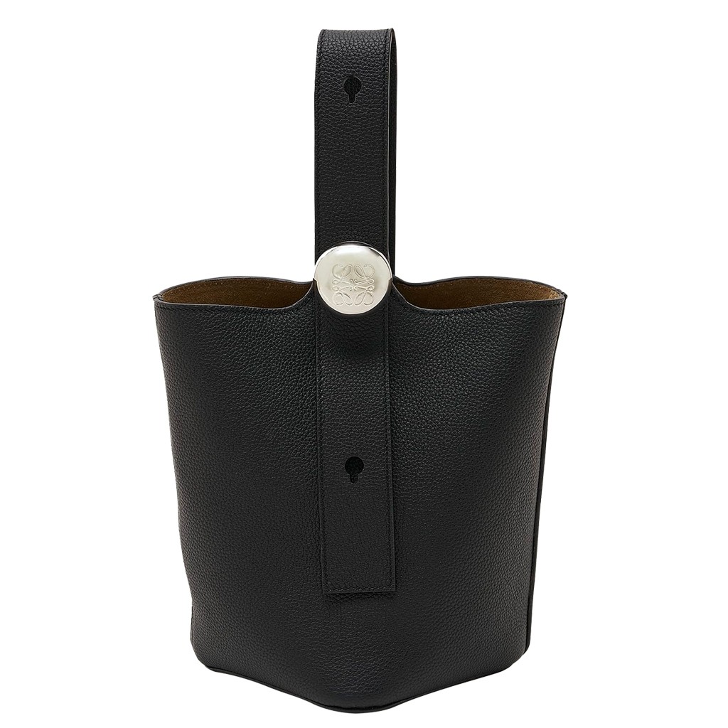 L0ew* mini pebble bucket bag in black grained leather