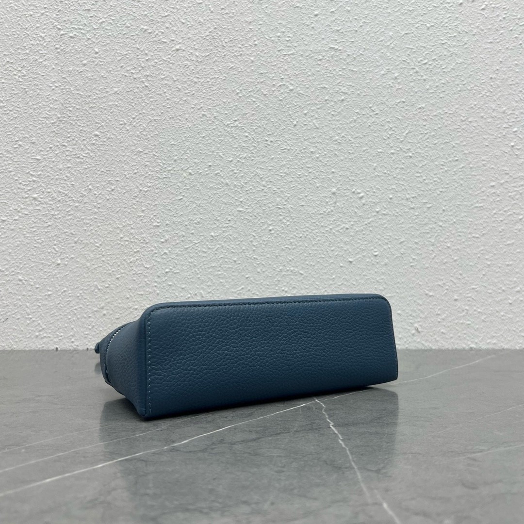 L**o p*ana extra pocket pouch l19 in blue grained leather