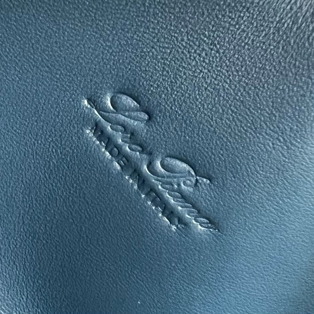 L**o p*ana extra pocket pouch l19 in blue grained leather