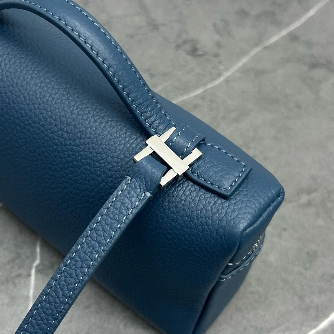 L**o p*ana extra pocket pouch l19 in blue grained leather