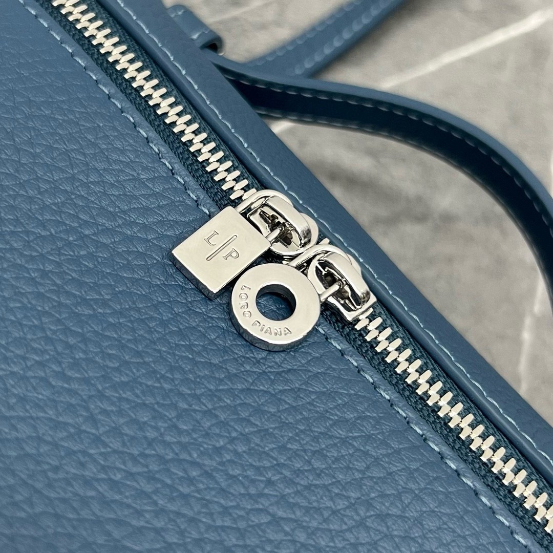 L**o p*ana extra pocket pouch l19 in blue grained leather