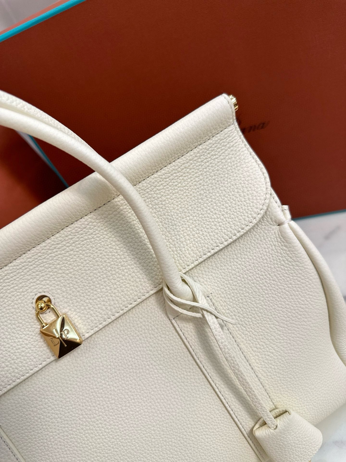 L**o p*ana loom l32 bag in white grained leather