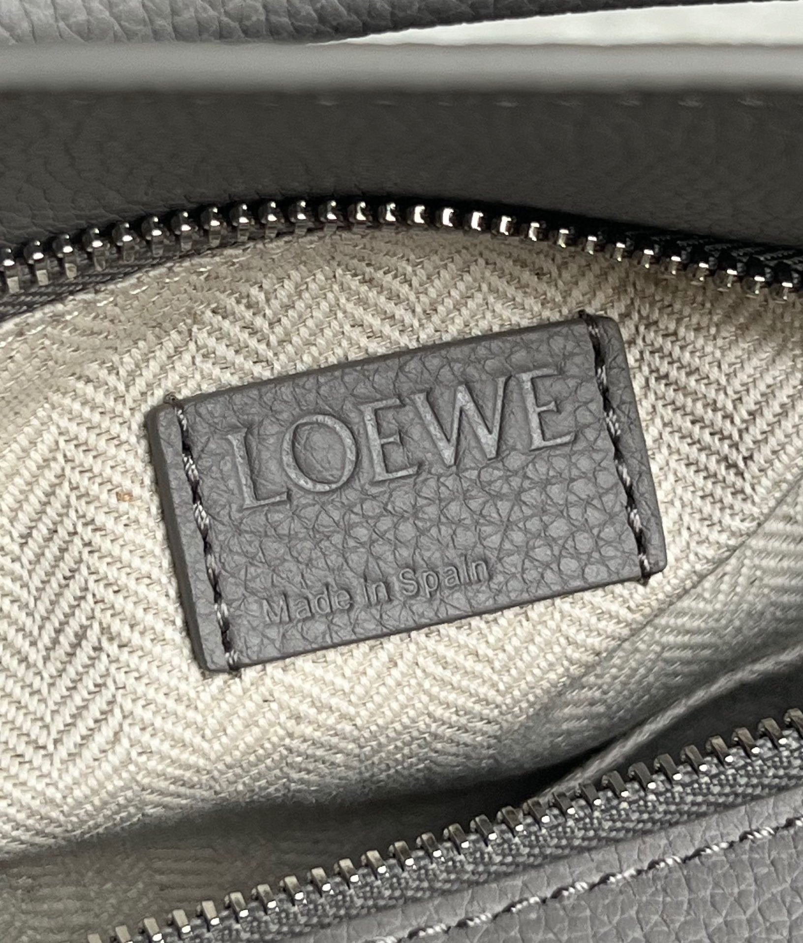 L0ew* puzzle small bag in pearl grey grained leather