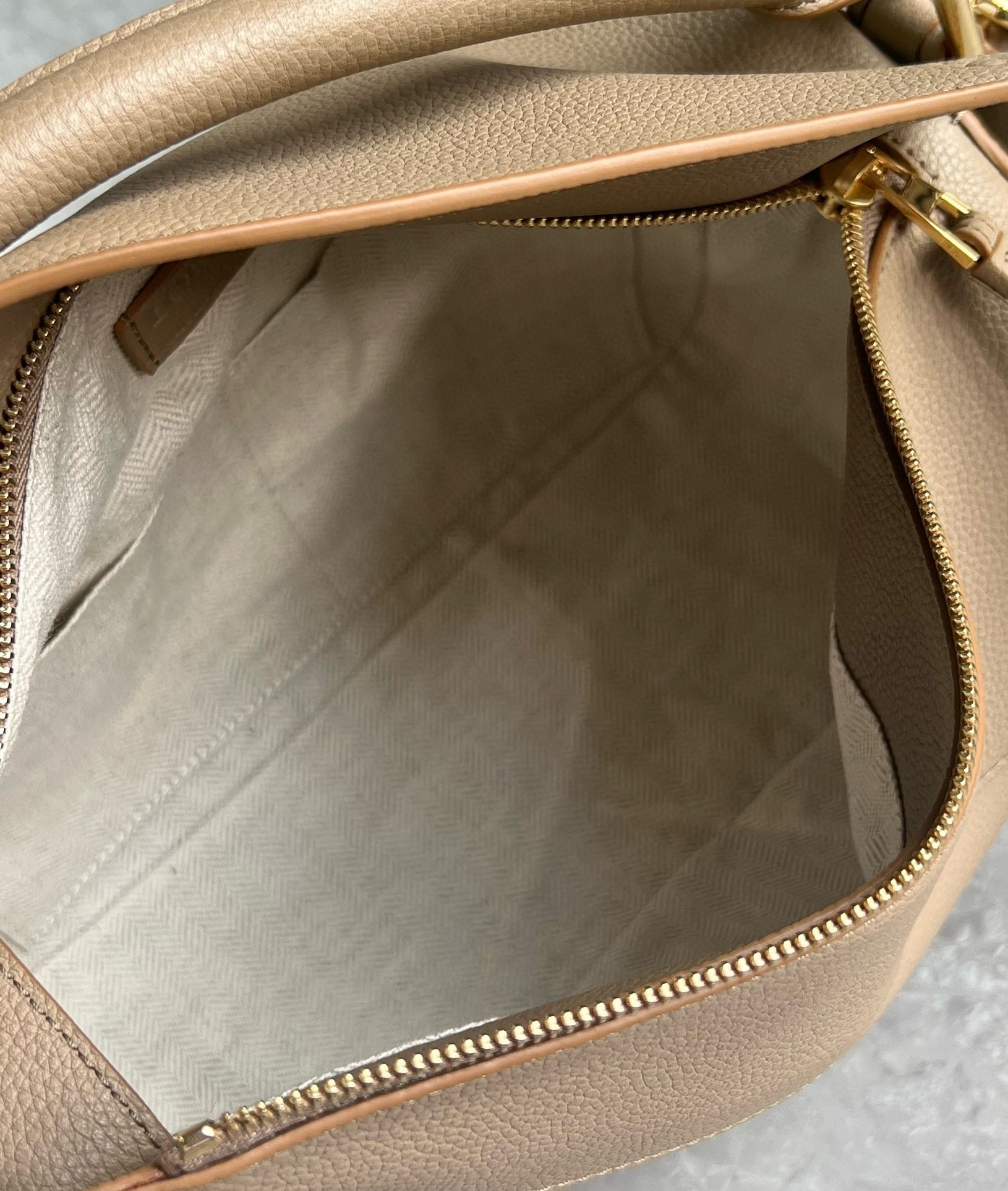 L0ew* puzzle medium bag in sand grained calfskin