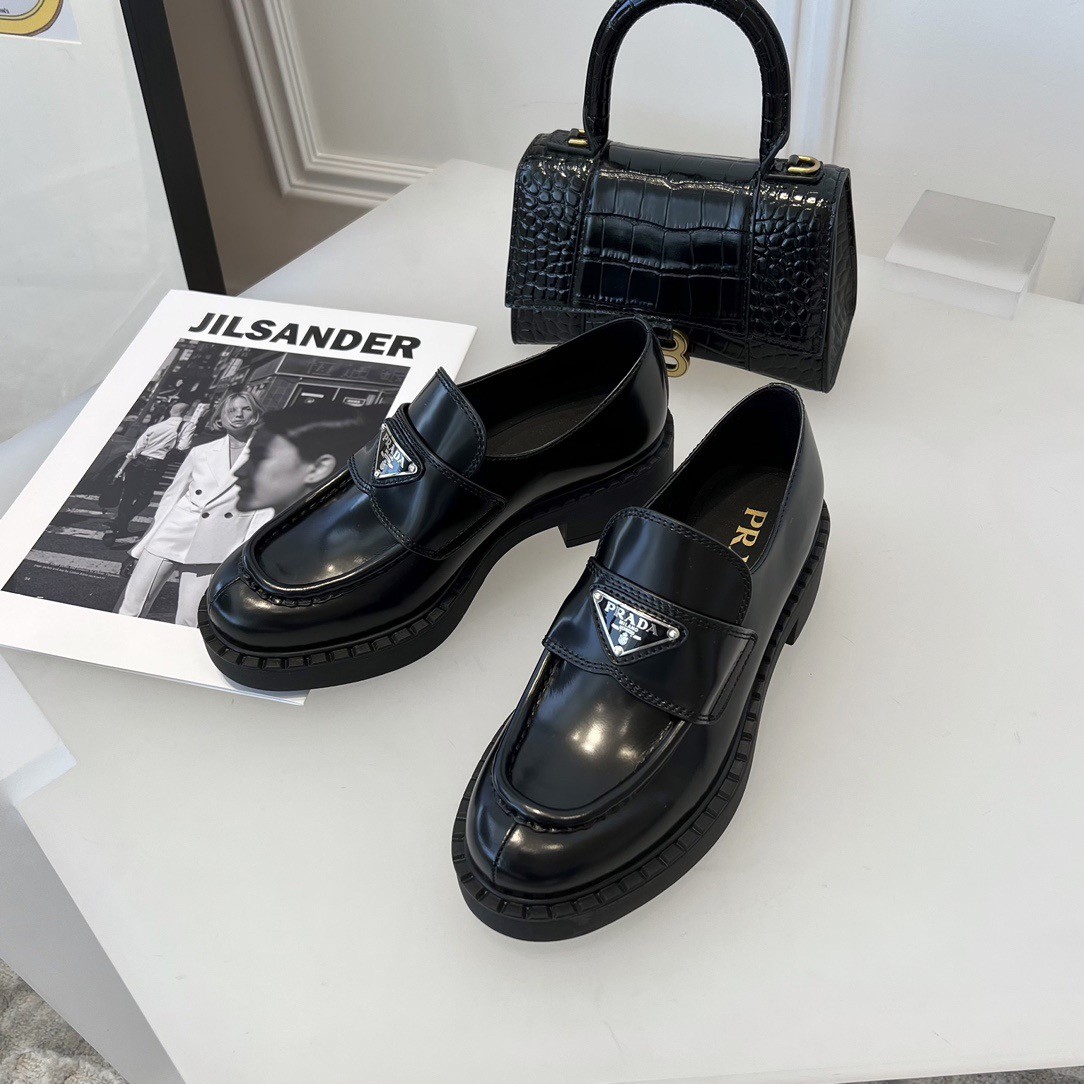 Pra*a women''s loafers in black brushed leather