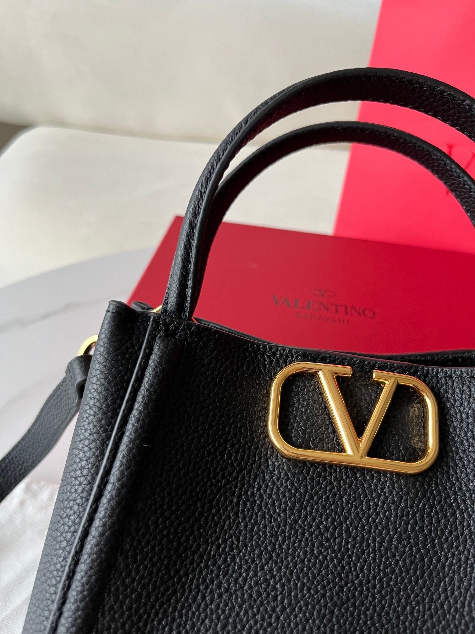 Va1e*ntin0 alltime small bag in black grained calfskin