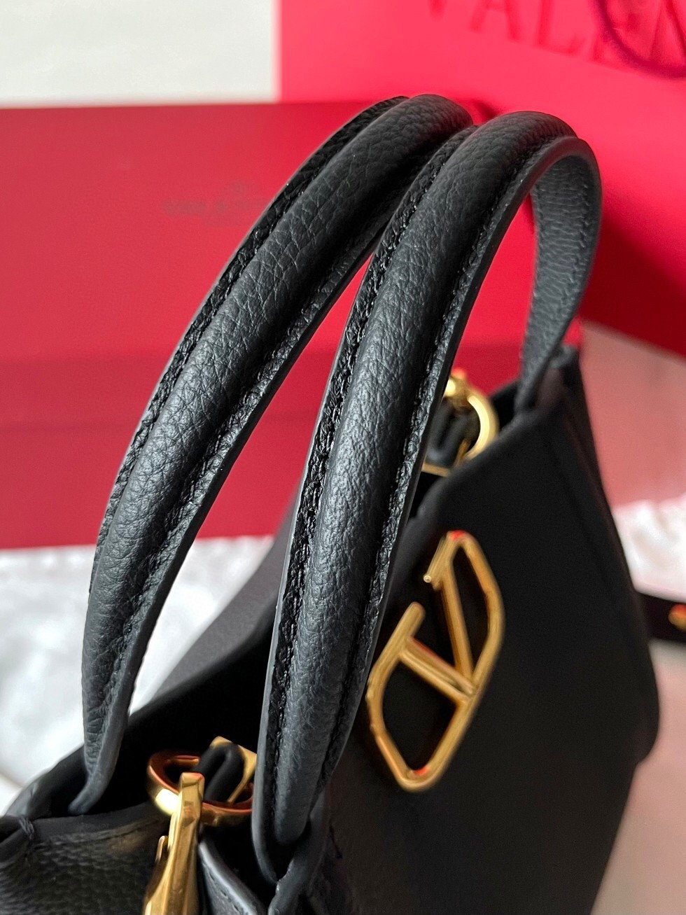 Va1e*ntin0 alltime small bag in black grained calfskin