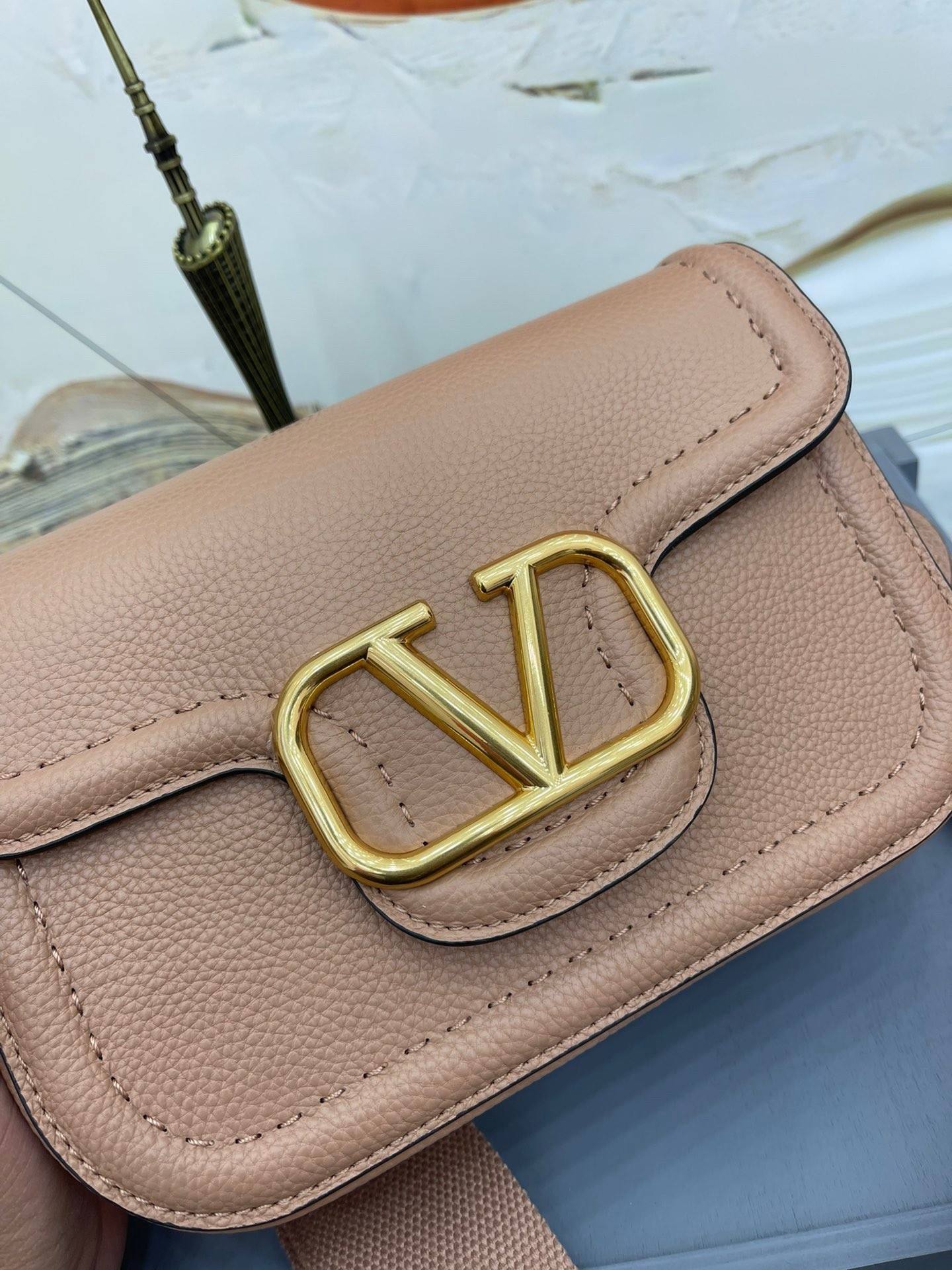 Va1e*ntin0 alltime shoulder bag in beige grained leather