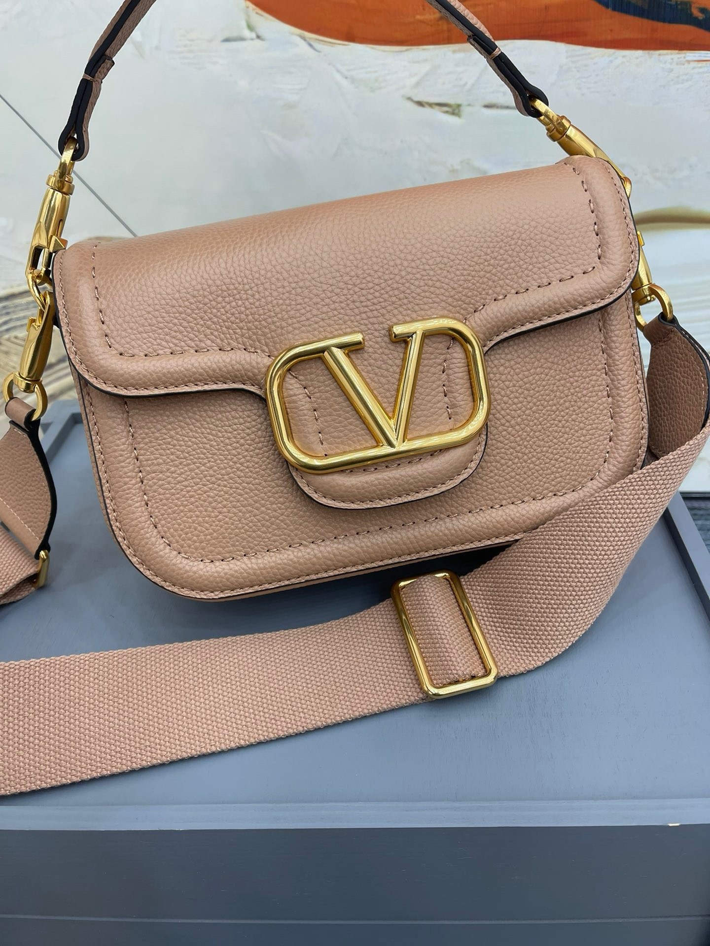 Va1e*ntin0 alltime shoulder bag in beige grained leather