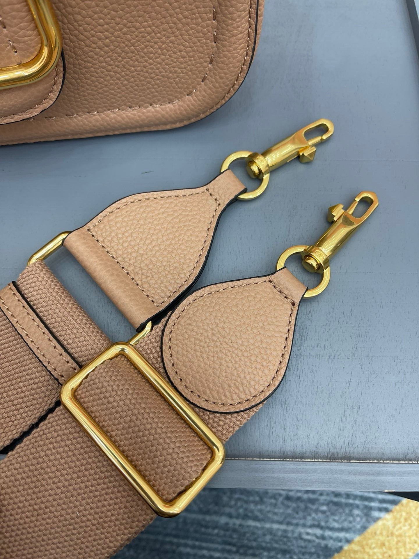 Va1e*ntin0 alltime shoulder bag in beige grained leather