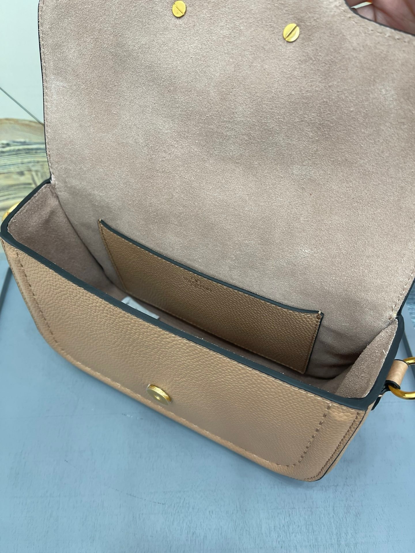 Va1e*ntin0 alltime shoulder bag in beige grained leather
