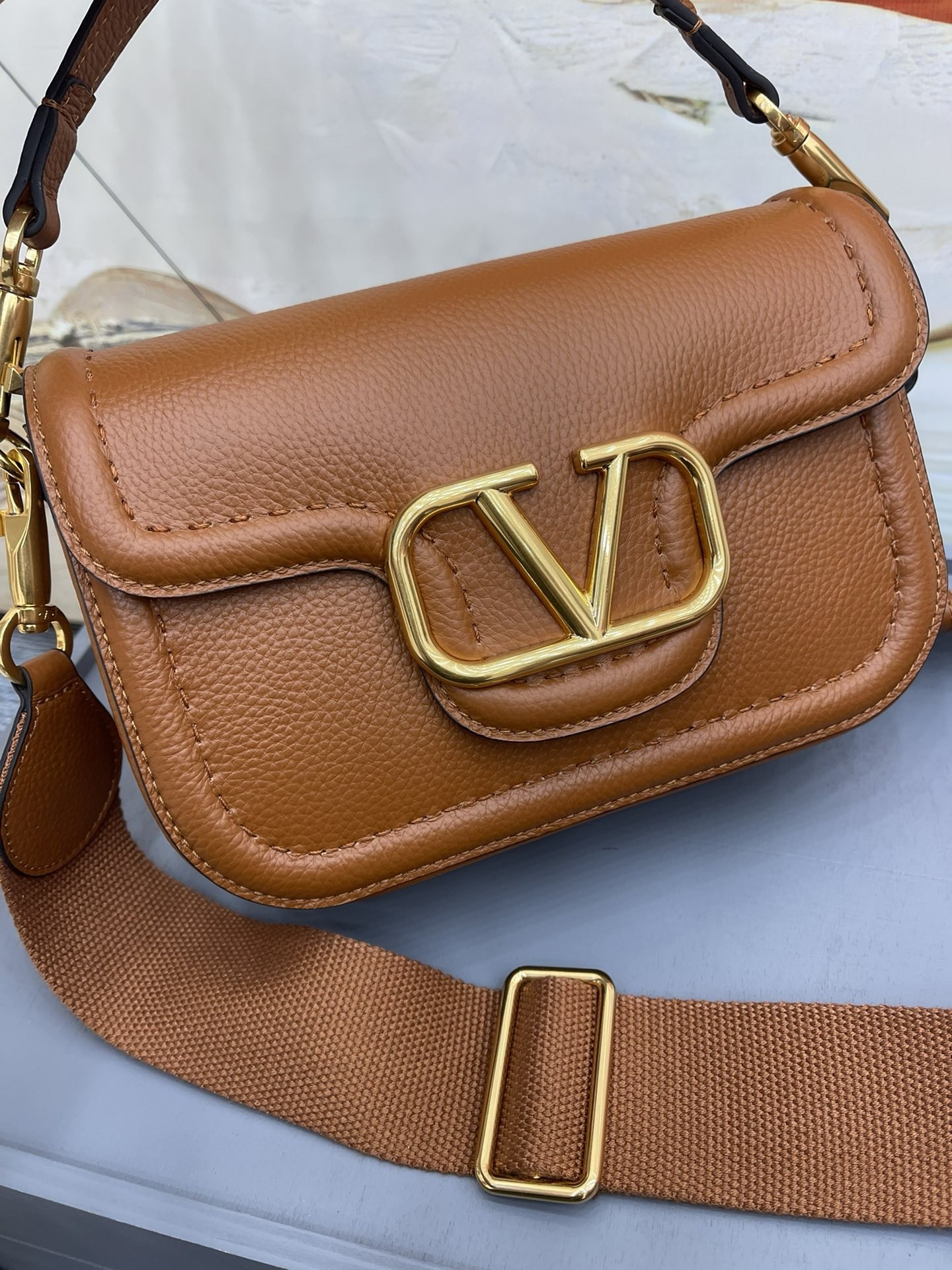 Va1e*ntin0 alltime shoulder bag in brown grained leather