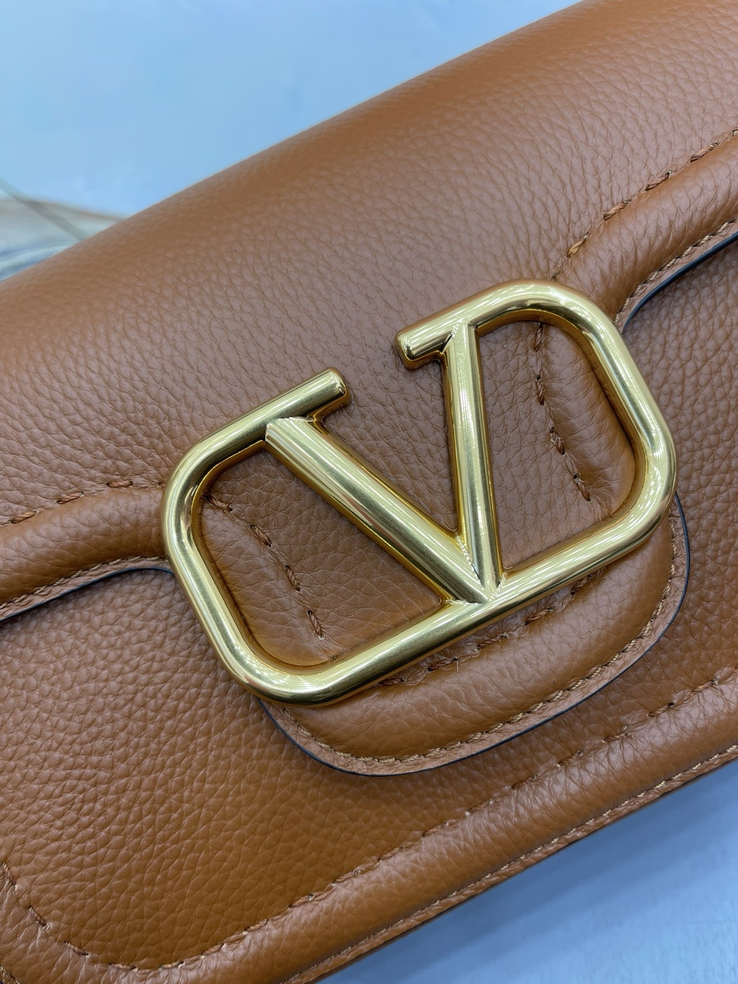 Va1e*ntin0 alltime shoulder bag in brown grained leather