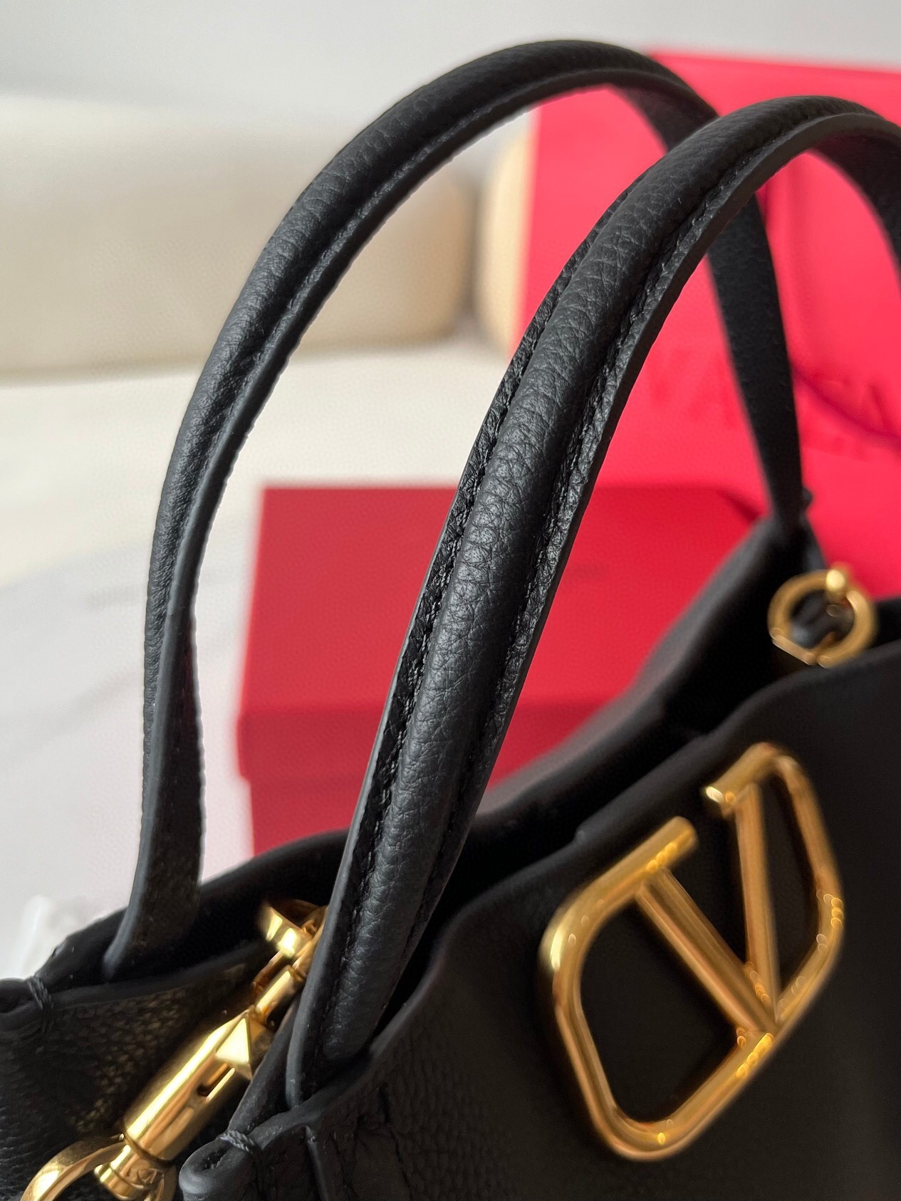 Va1e*ntin0 alltime medium bag in black grained calfskin