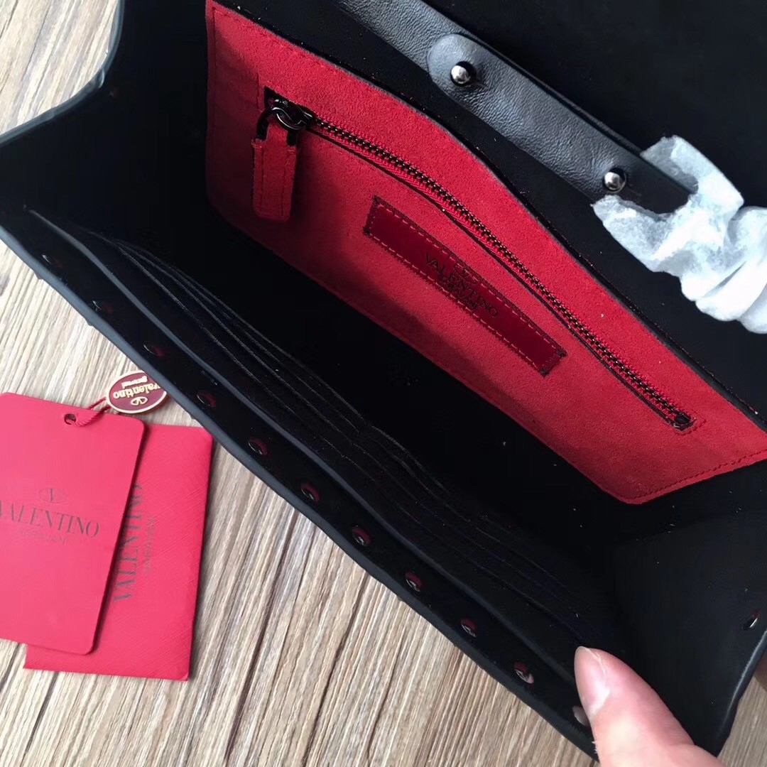 Va1e*ntin0 rockstud spike chain clutch in crinkled lambskin