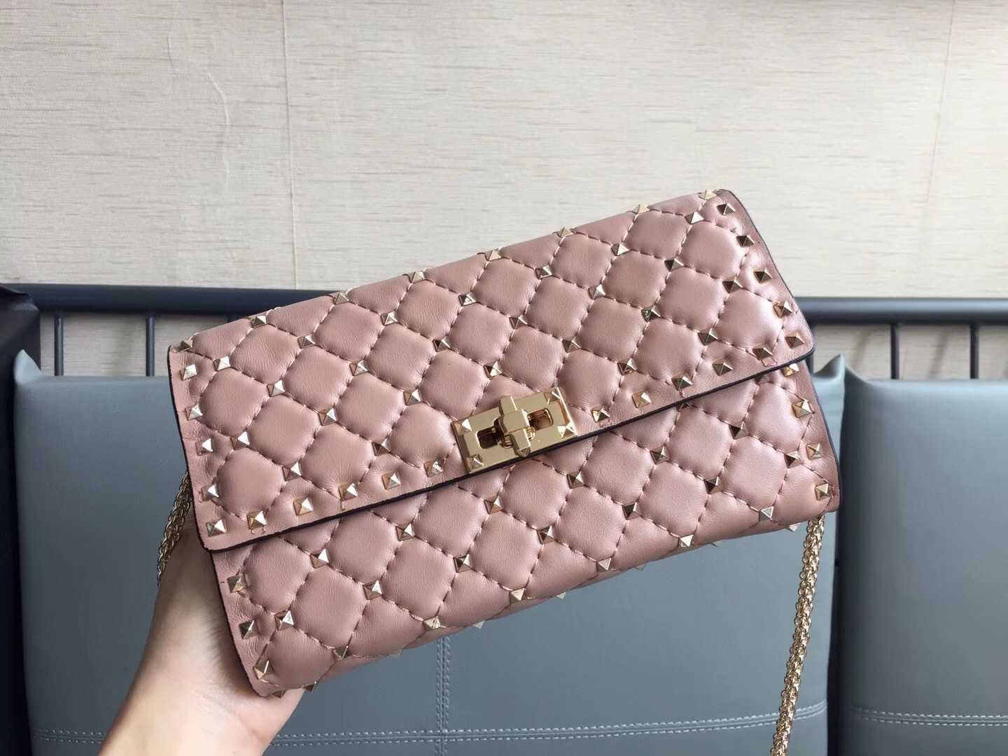 Va1e*ntin0 rockstud spike chain clutch in poudre lambskin