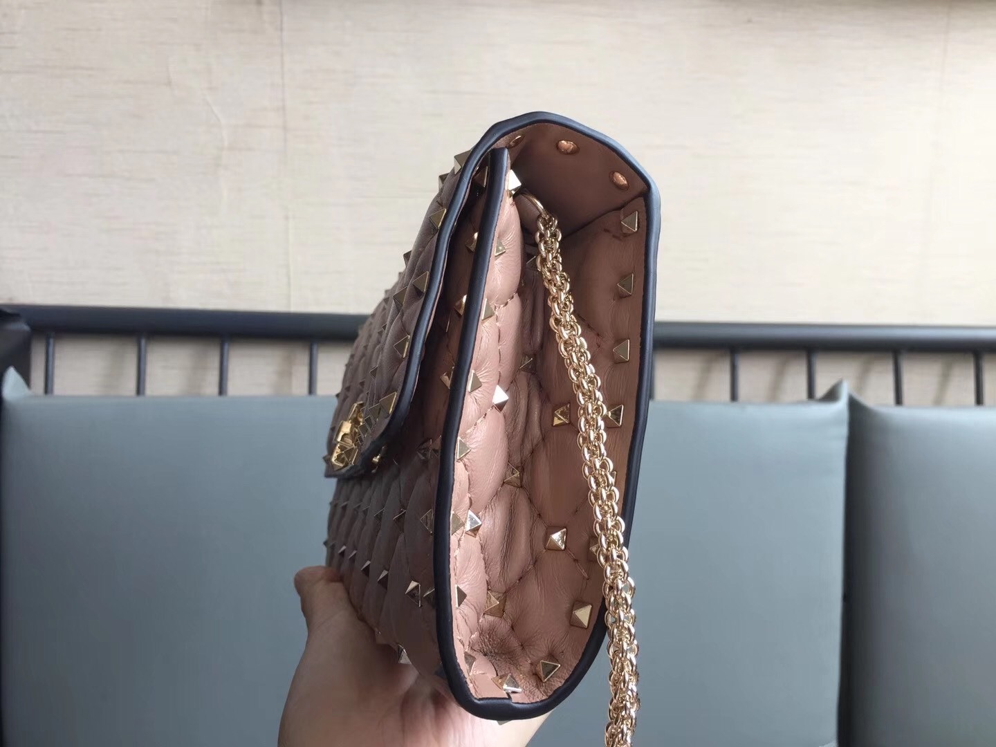 Va1e*ntin0 rockstud spike chain clutch in poudre lambskin