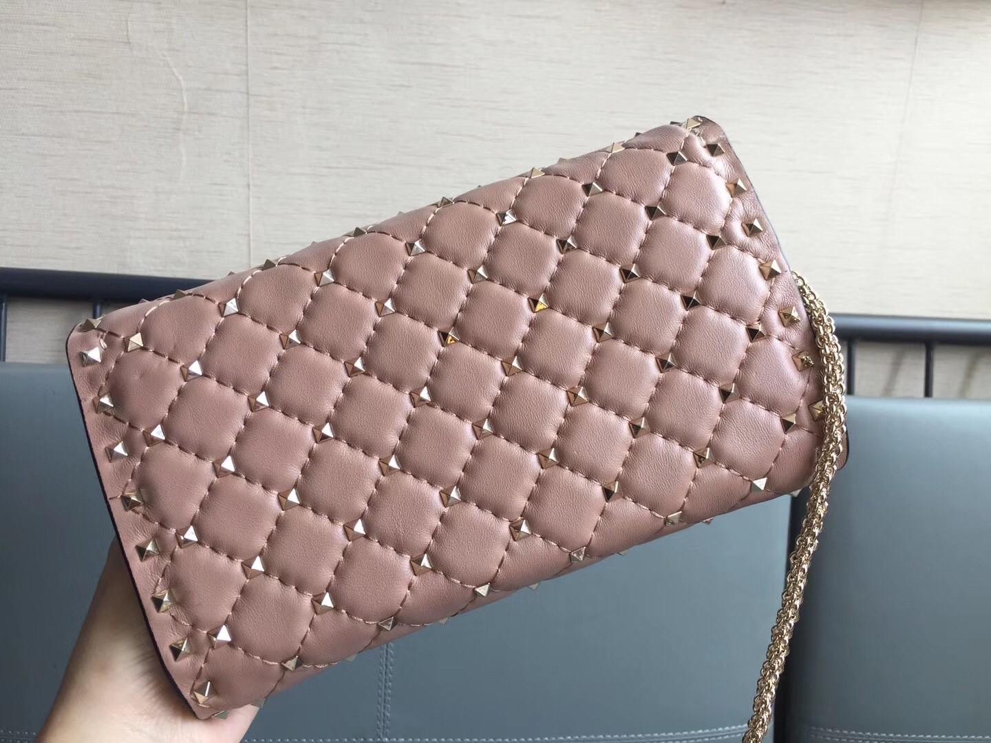 Va1e*ntin0 rockstud spike chain clutch in poudre lambskin