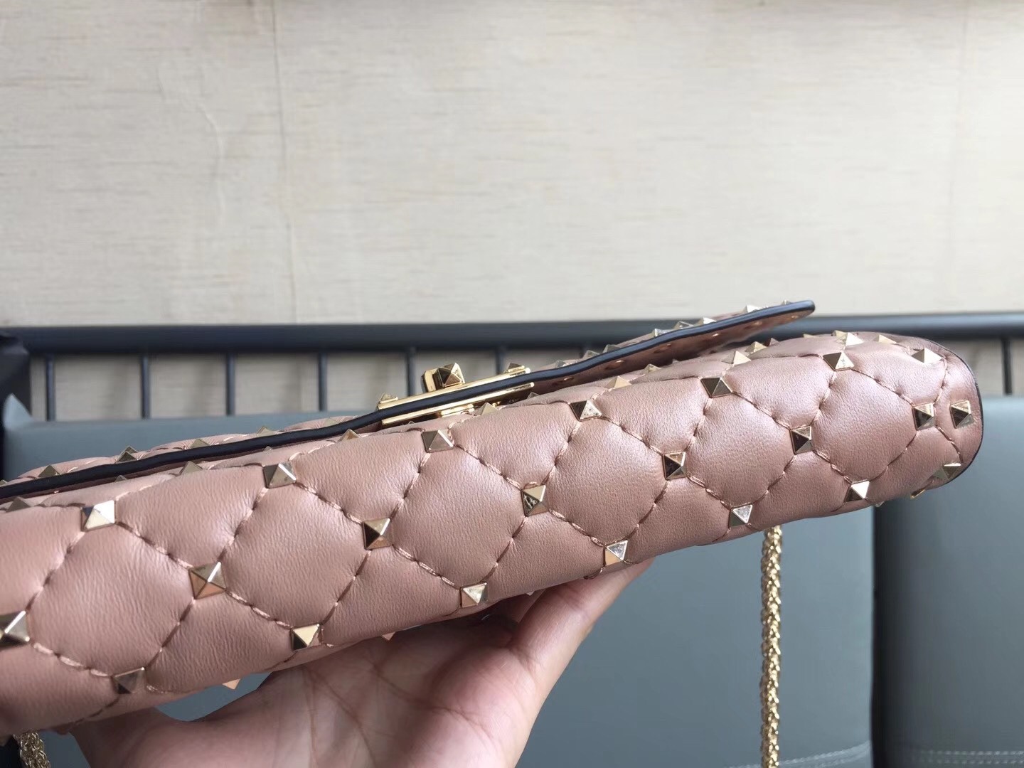 Va1e*ntin0 rockstud spike chain clutch in poudre lambskin