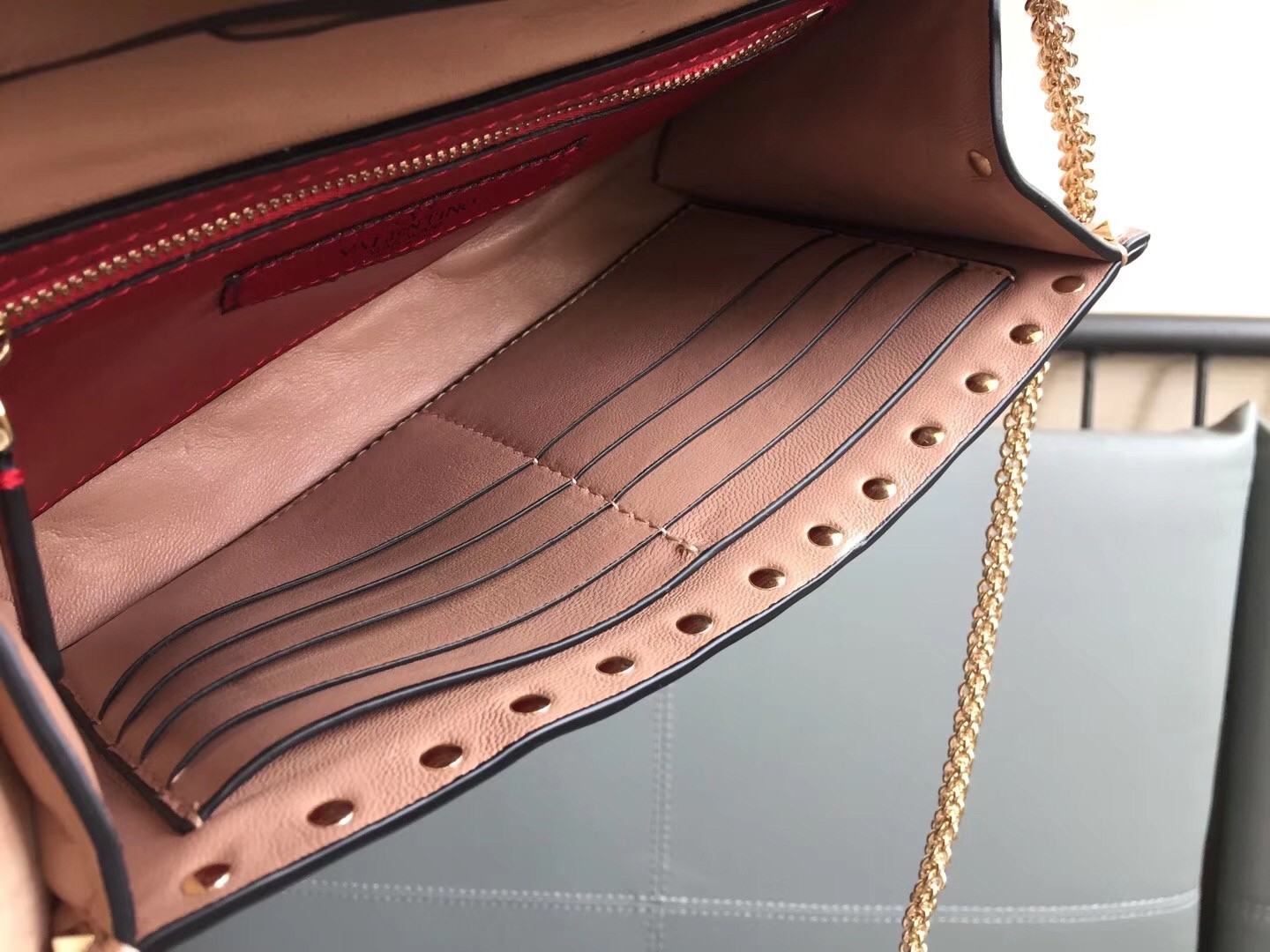 Va1e*ntin0 rockstud spike chain clutch in poudre lambskin