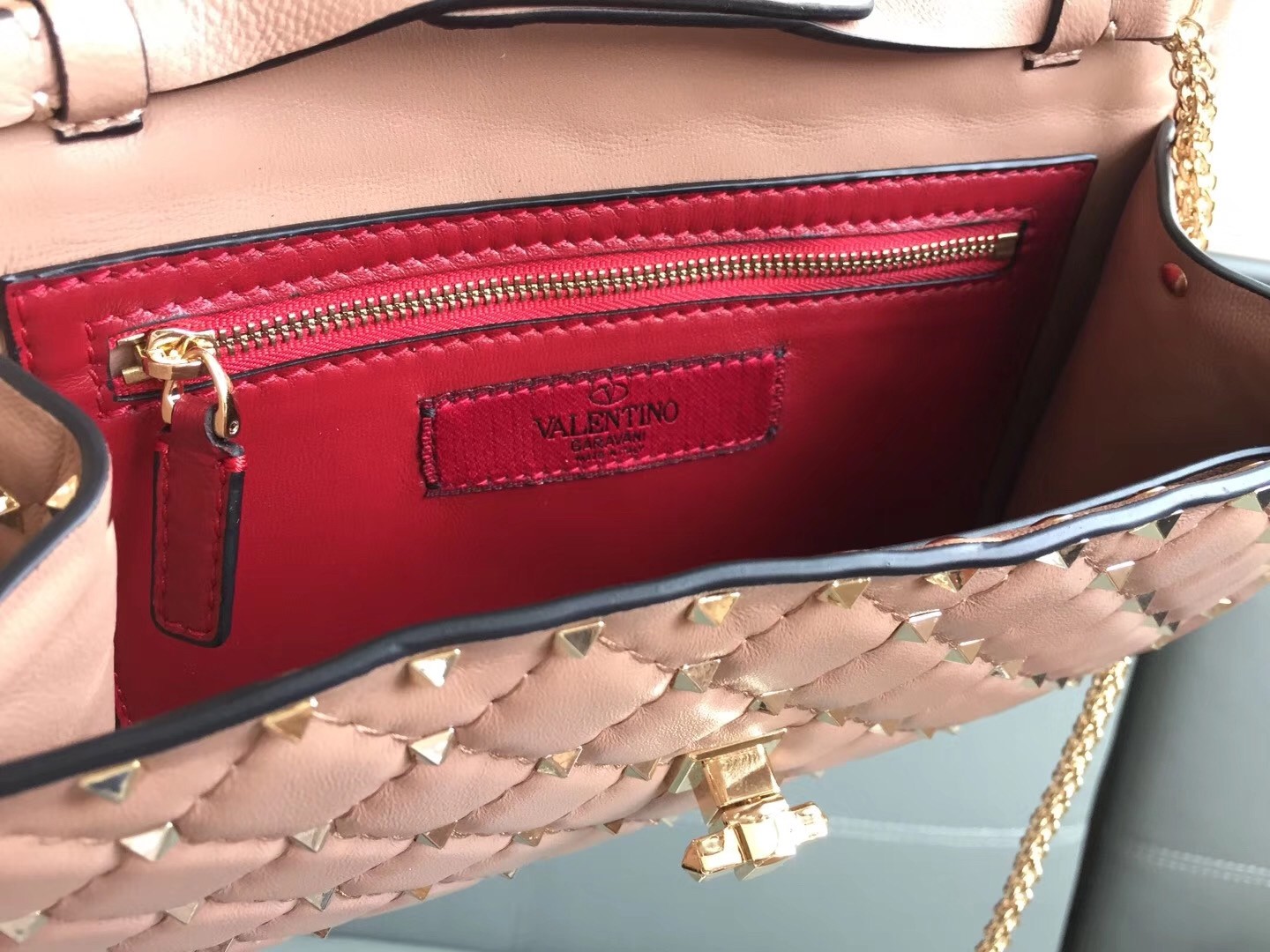 Va1e*ntin0 rockstud spike chain clutch in poudre lambskin