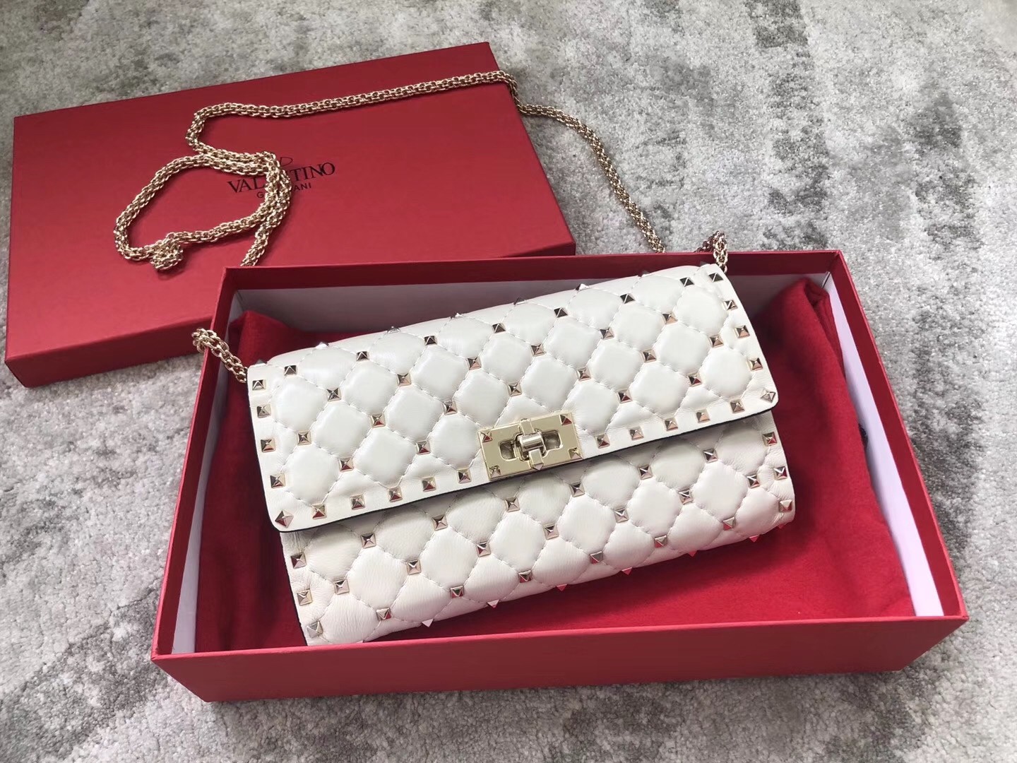 Va1e*ntin0 rockstud spike chain clutch in white lambskin