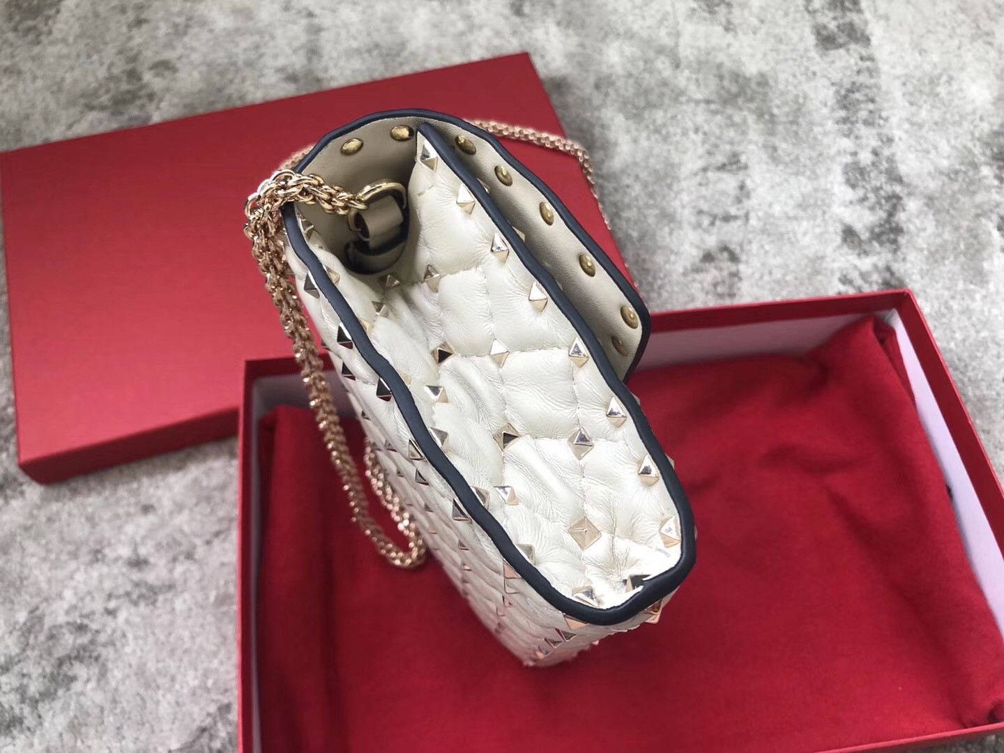 Va1e*ntin0 rockstud spike chain clutch in white lambskin