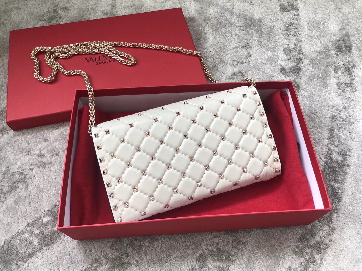 Va1e*ntin0 rockstud spike chain clutch in white lambskin