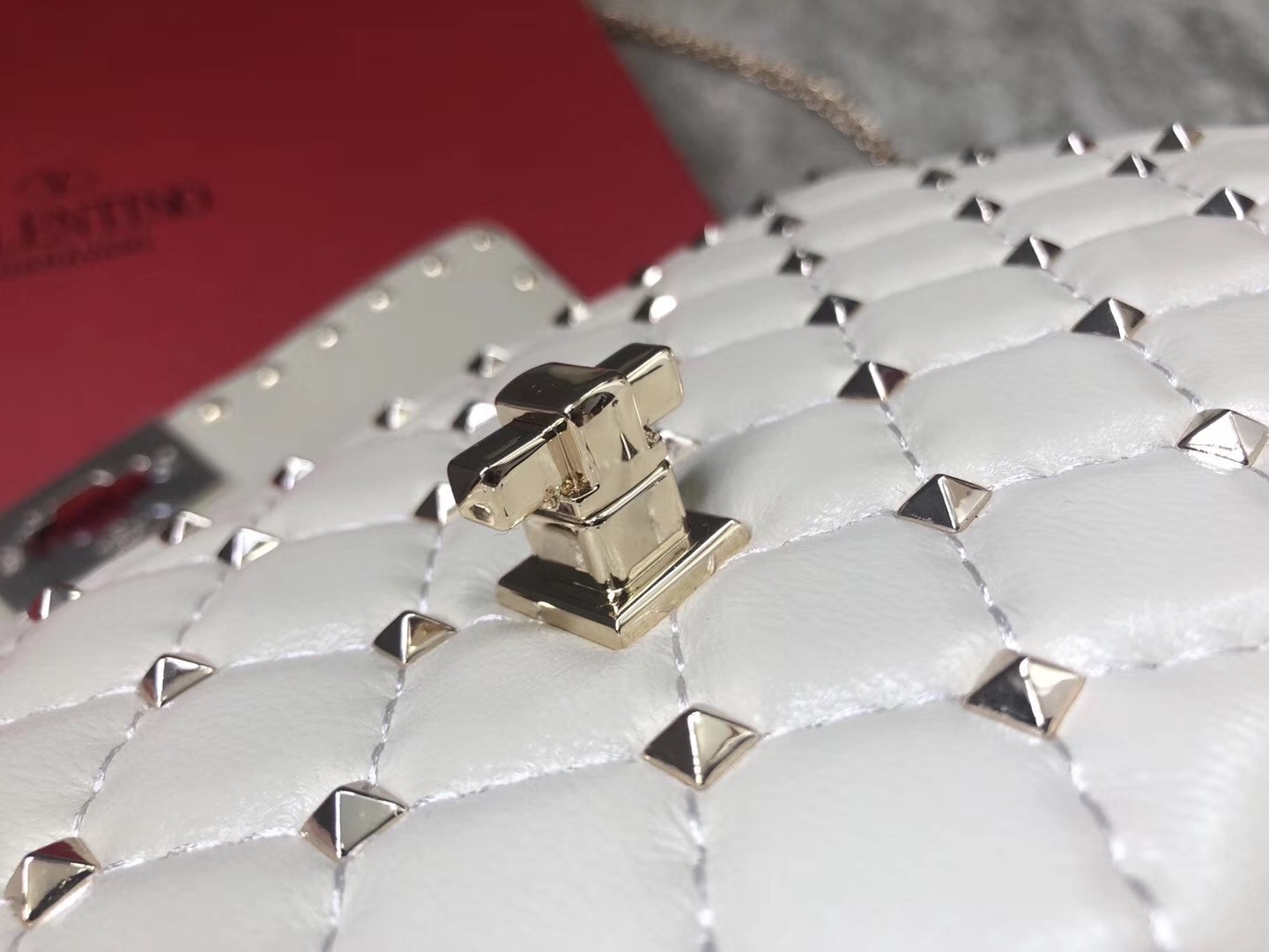 Va1e*ntin0 rockstud spike chain clutch in white lambskin