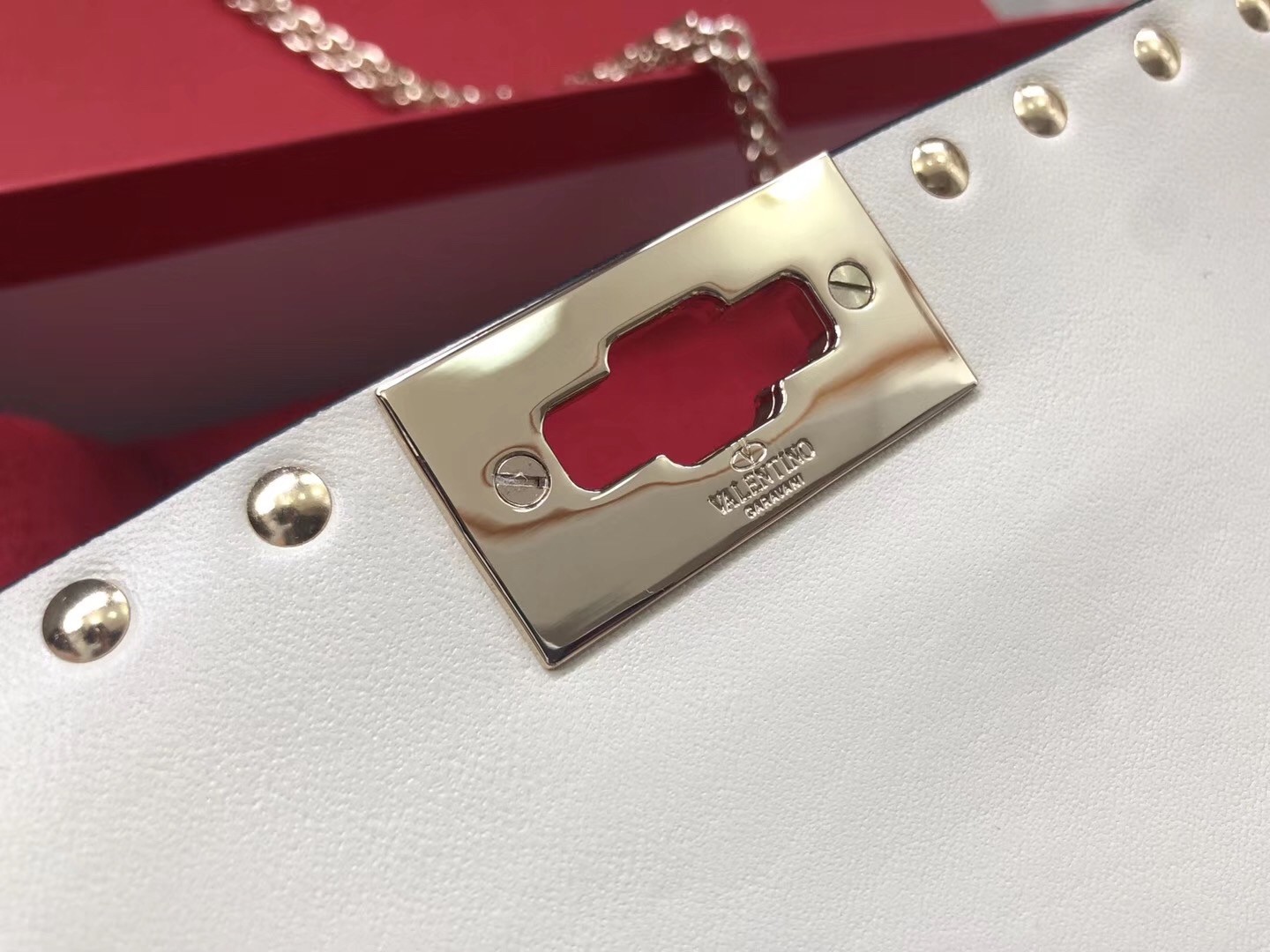Va1e*ntin0 rockstud spike chain clutch in white lambskin