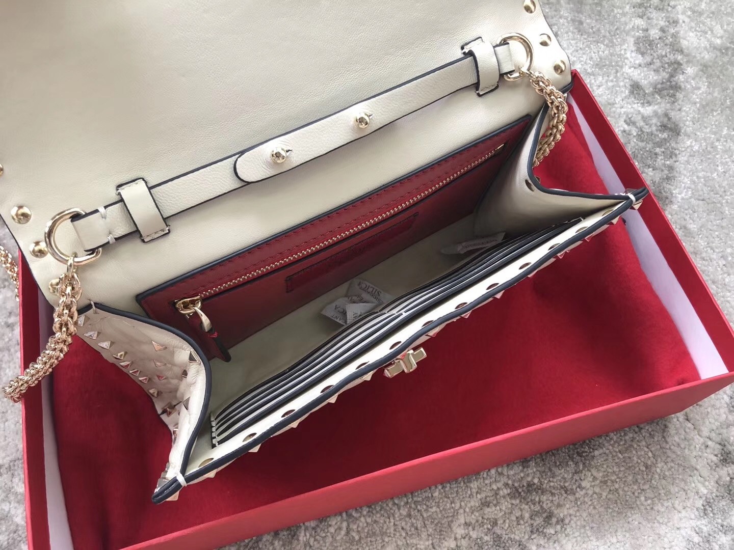 Va1e*ntin0 rockstud spike chain clutch in white lambskin