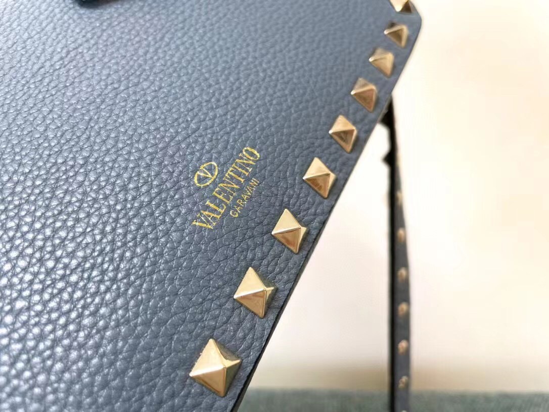 Va1e*ntin0 rockstud small crossbody bag in blue grained calfskin