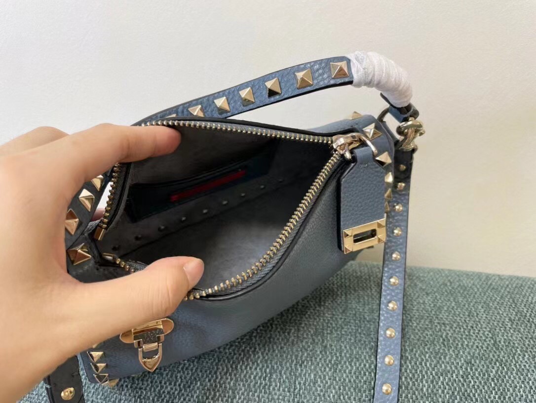 Va1e*ntin0 rockstud small crossbody bag in blue grained calfskin