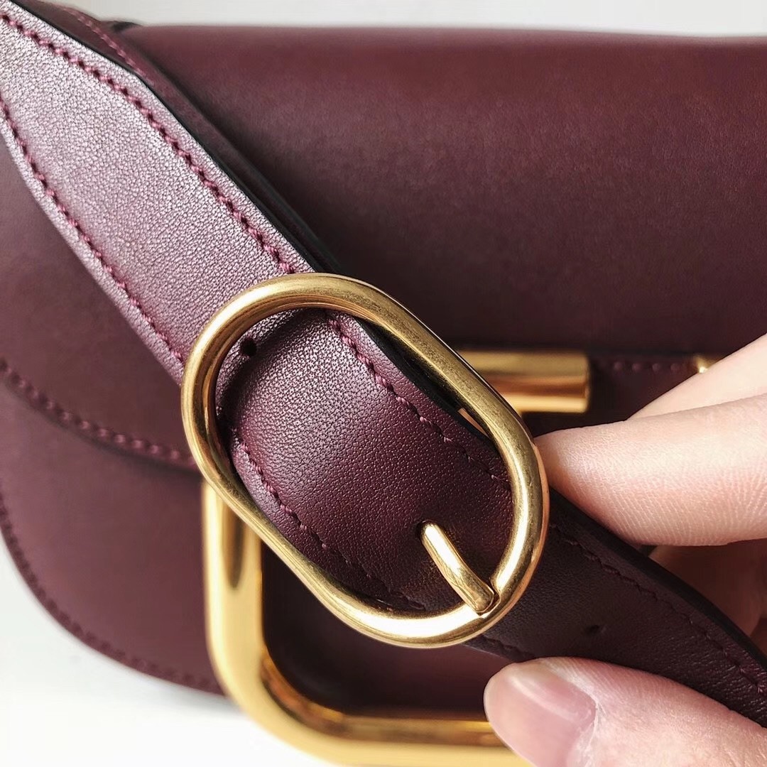 Va1e*ntin0 s*pervee crossbody bag in burgundy leather