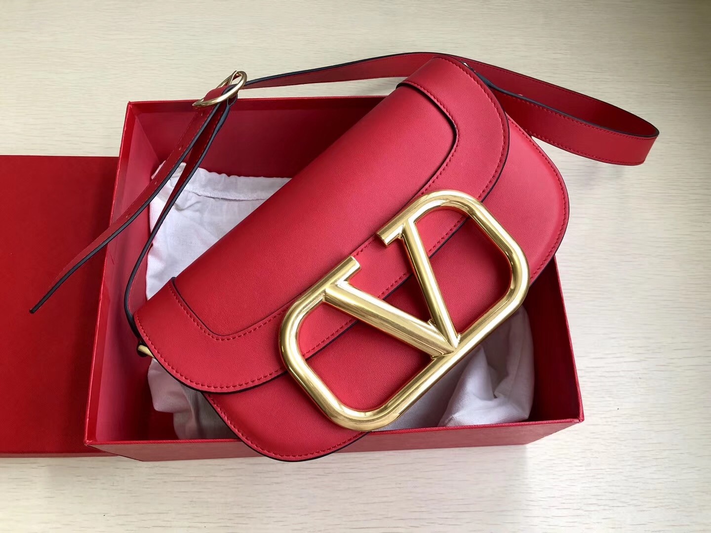 Va1e*ntin0 s*pervee crossbody bag in red leather