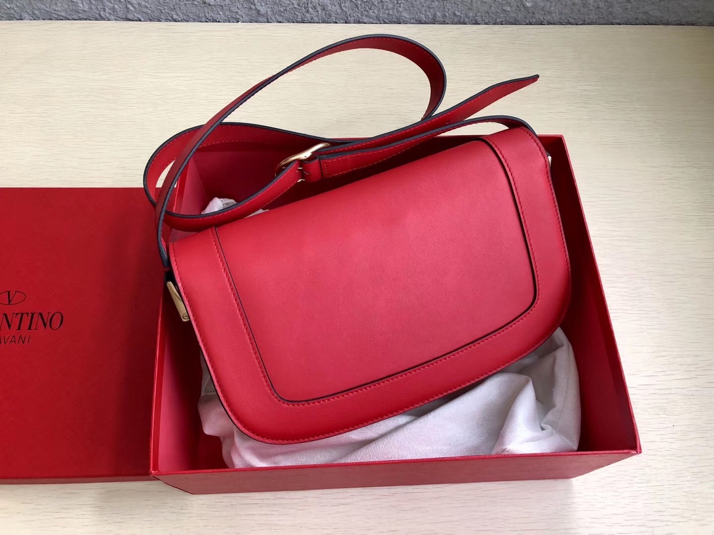 Va1e*ntin0 s*pervee crossbody bag in red leather