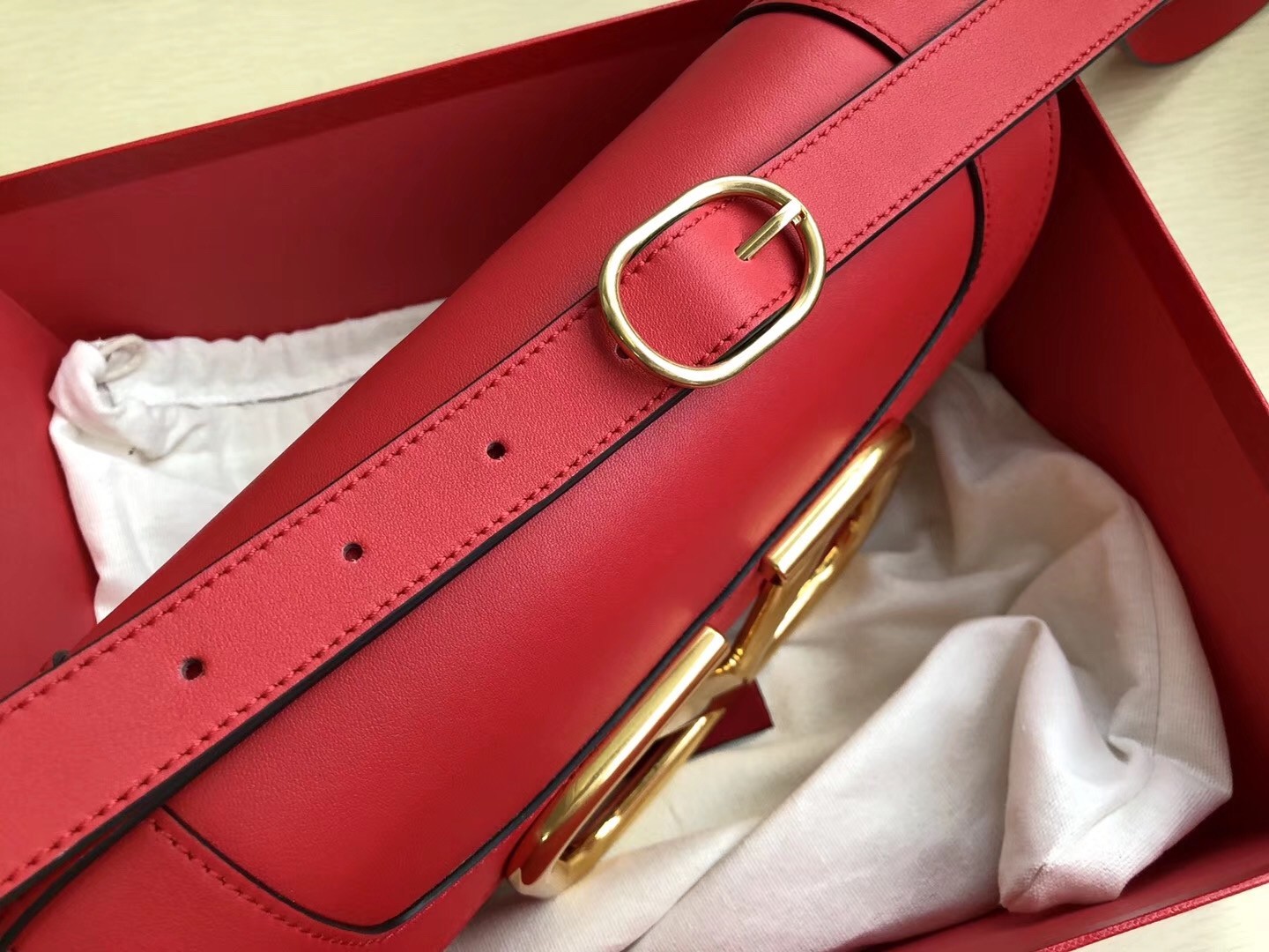 Va1e*ntin0 s*pervee crossbody bag in red leather
