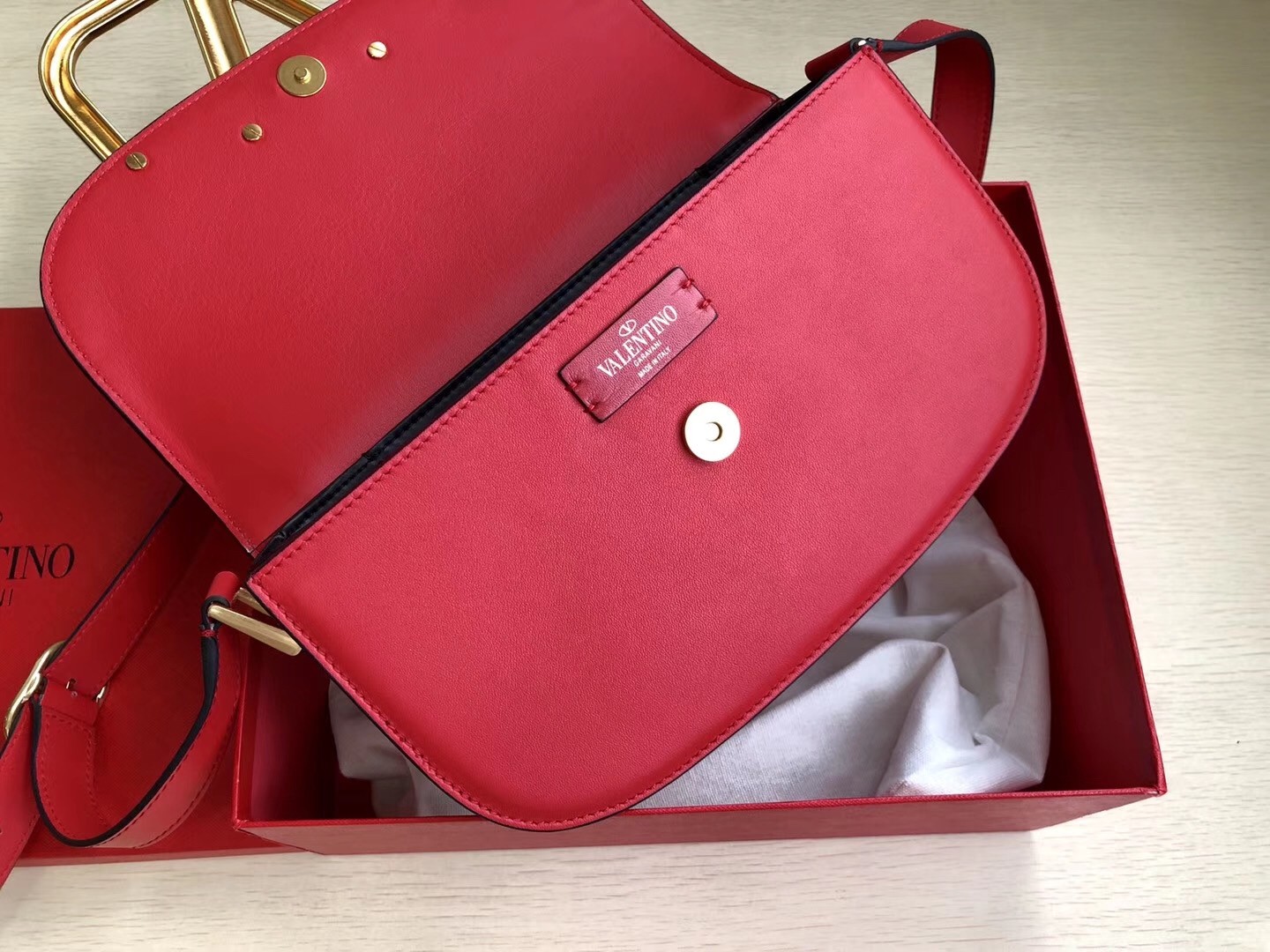 Va1e*ntin0 s*pervee crossbody bag in red leather