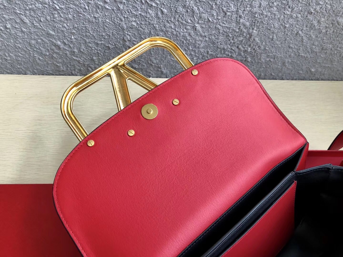 Va1e*ntin0 s*pervee crossbody bag in red leather