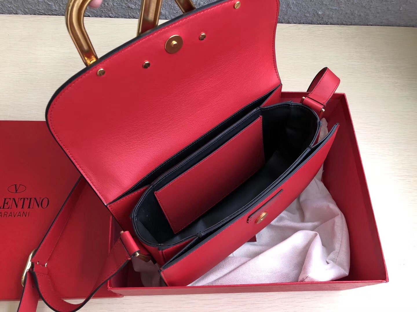 Va1e*ntin0 s*pervee crossbody bag in red leather