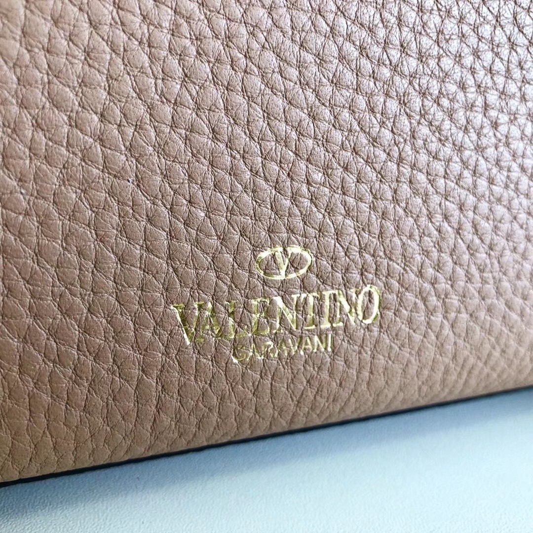 Va1e*ntin0 rockstud small crossbody bag in poudre grained leather