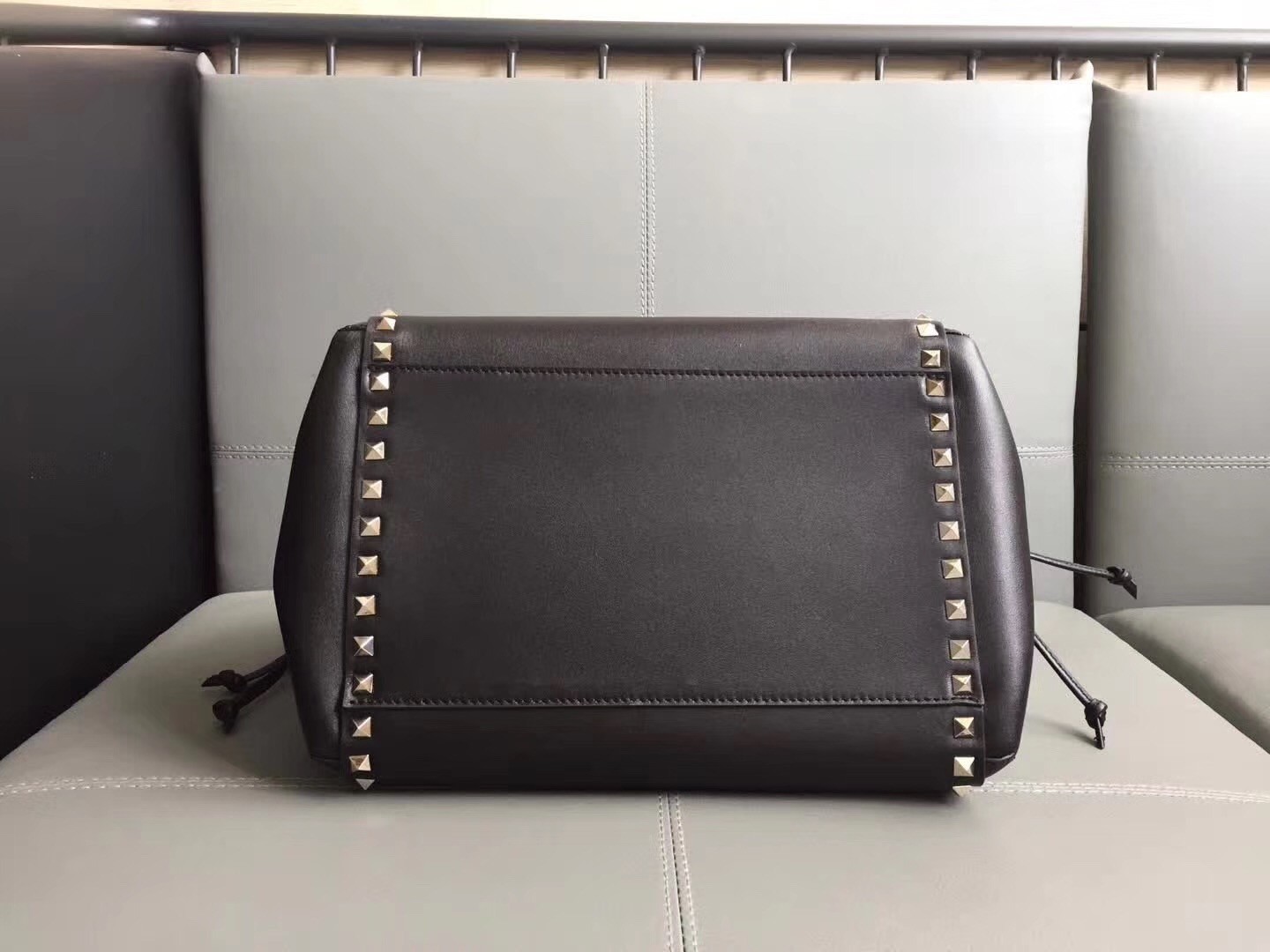 Va1e*ntin0 black rockstud double handle drawstring bag